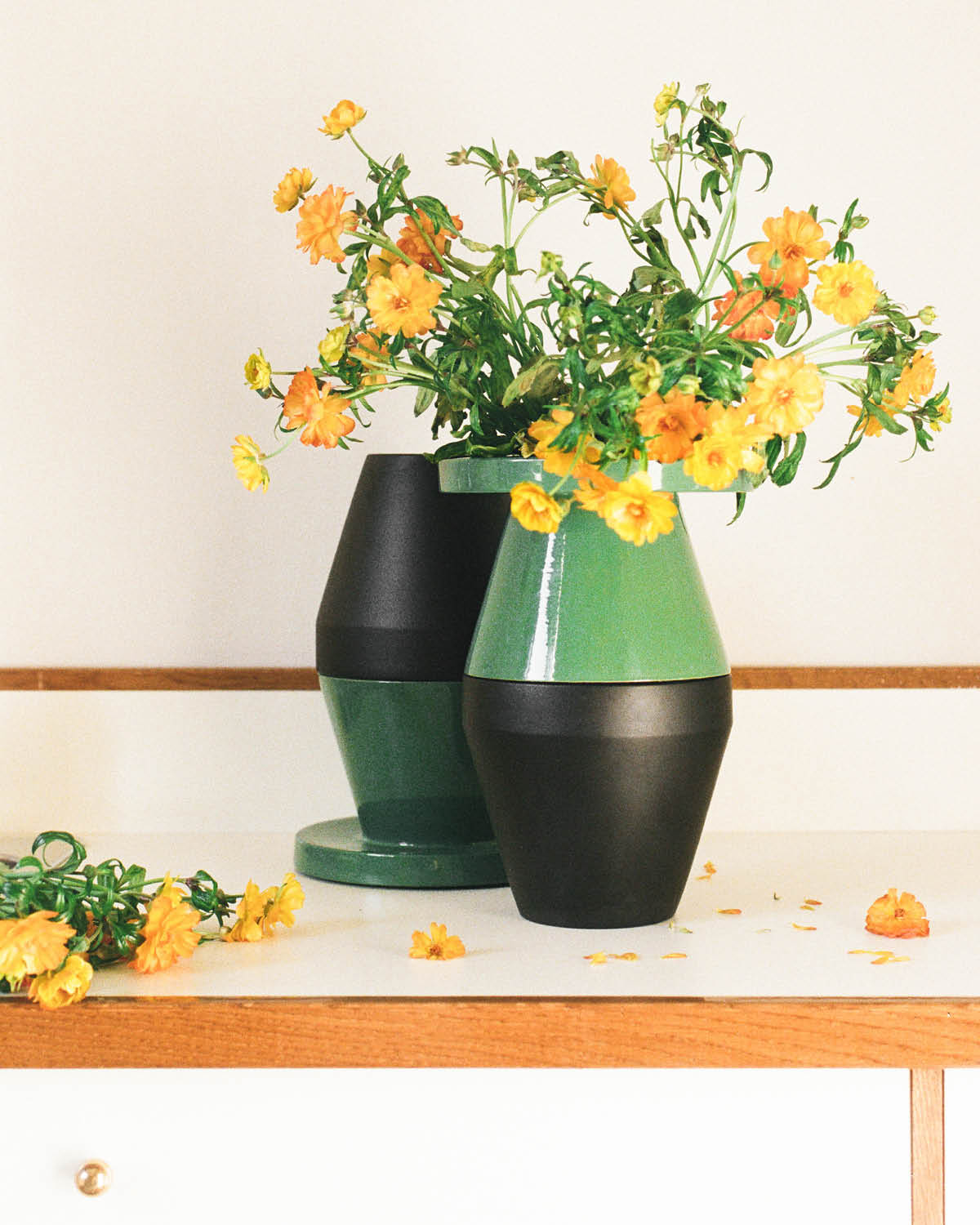 Vases en céramique Coppie di Fatto par Nathalie Du Pasquier pour Mutina, composés de deux formes complémentaires