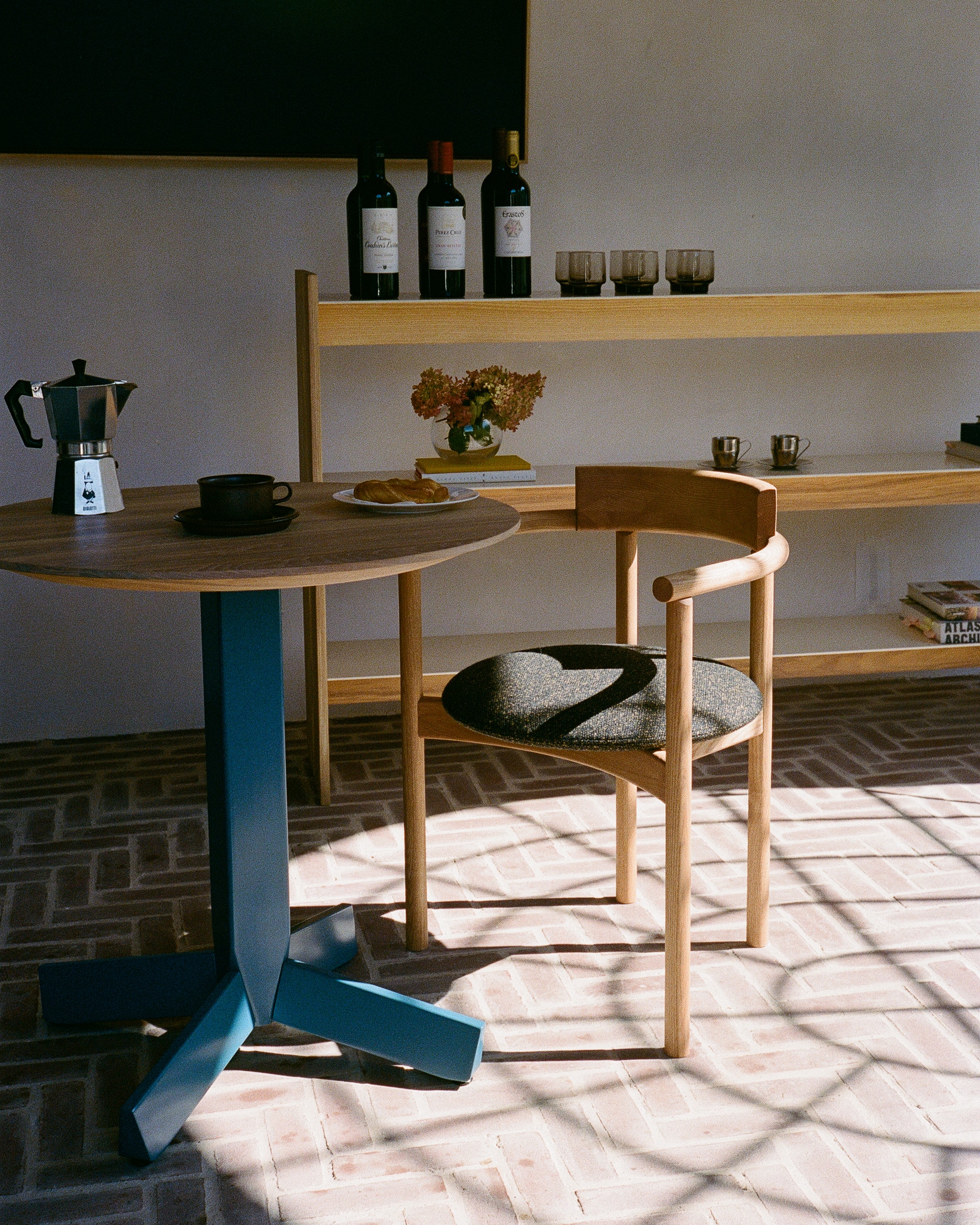 Abbey Dining Chair en frêne massif par Thom Fougere pour Ourse, présentée en situation autour d’une table ronde