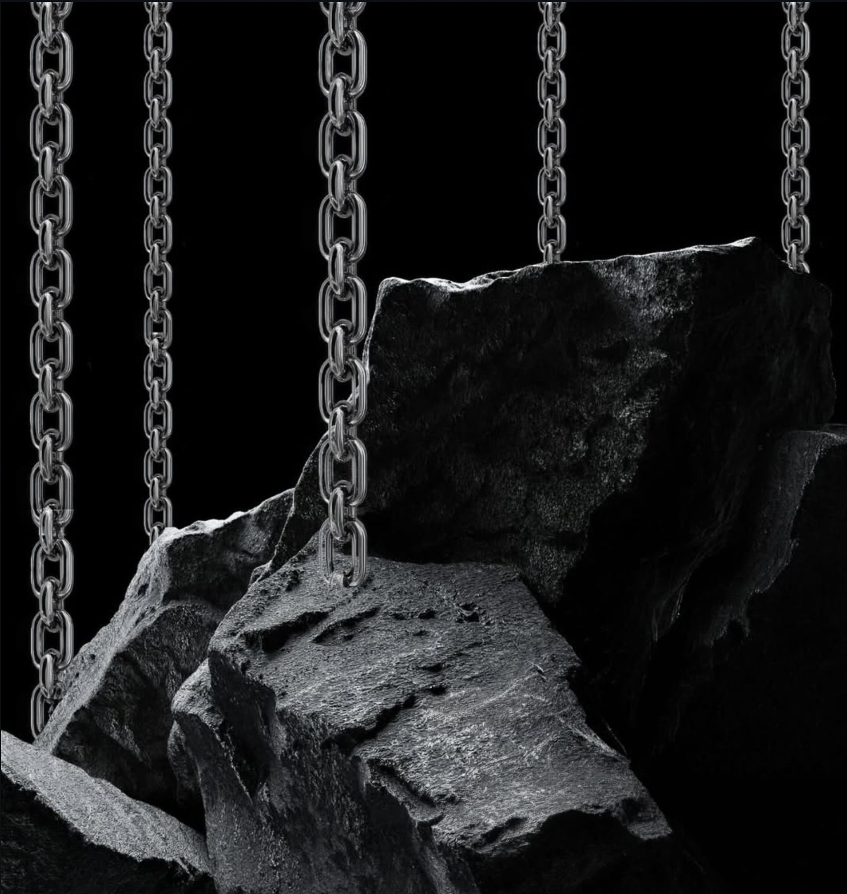 Installation composée de chaînes métalliques suspendant des blocs de pierre dans l’exposition Friction d’Amélie Laurence Fortin chez Chiguer art contemporain.