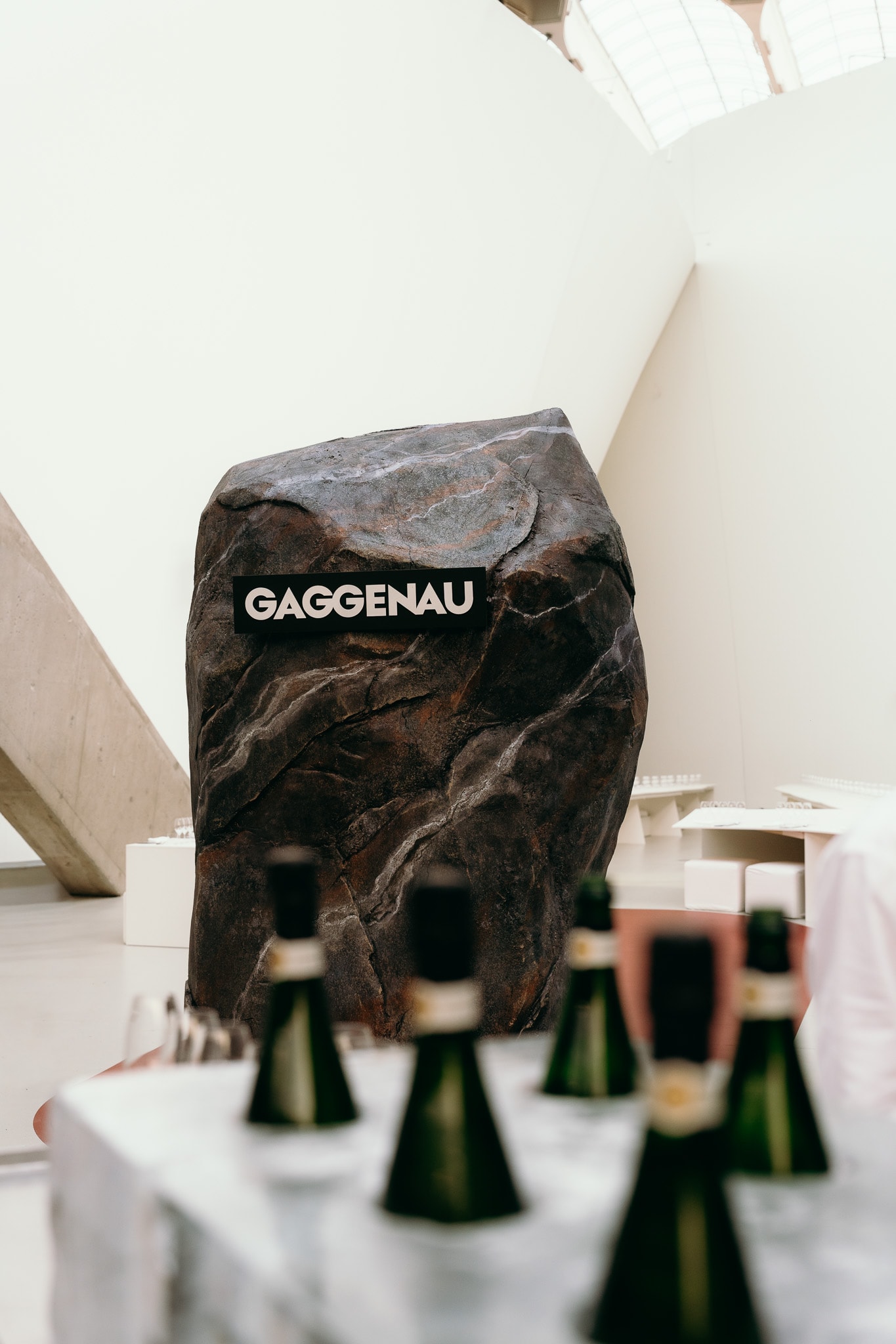 Installation Gaggenau au Biodôme de Montréal, avec bouteilles au premier plan.