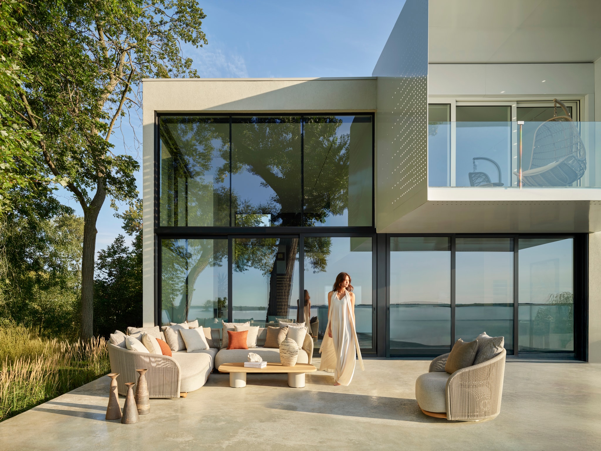 Mobilier extérieur contemporain signé Jardin de Ville installé sur une terrasse moderne au bord de l’eau.