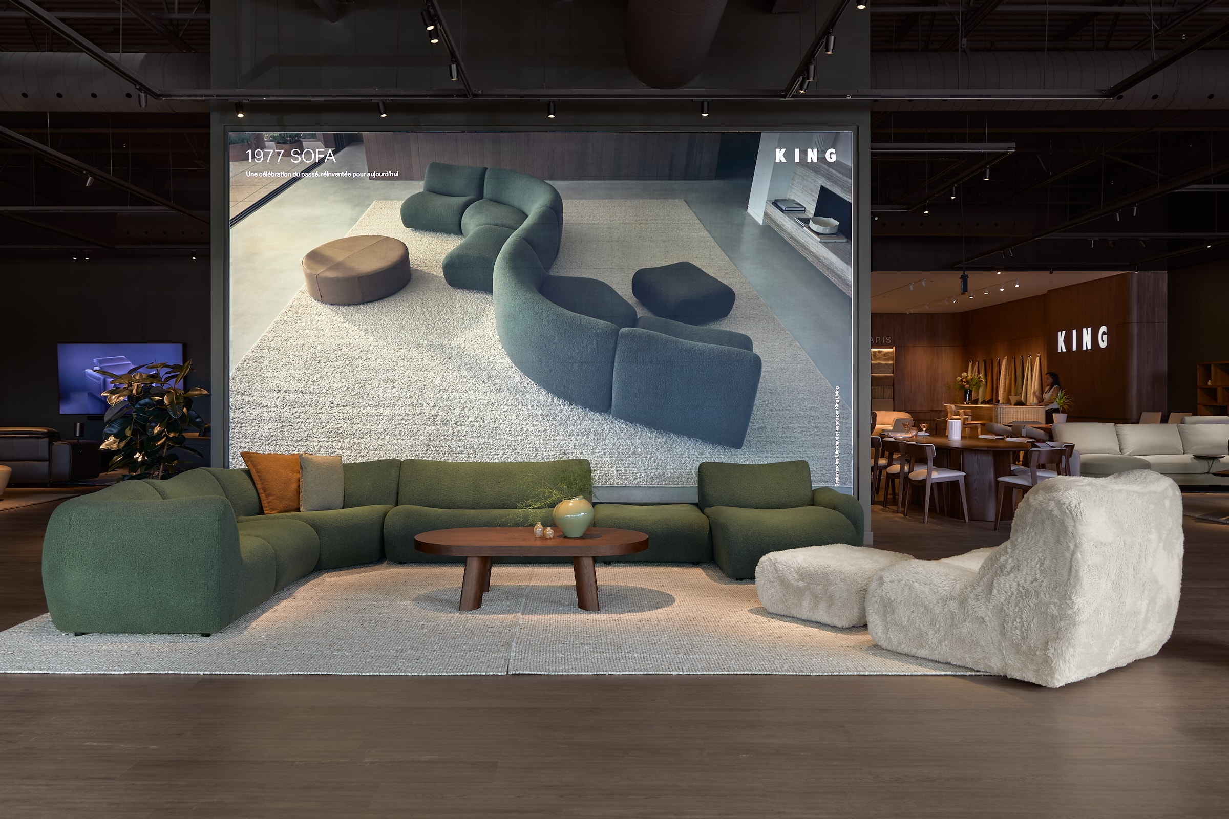 Canapé modulaire 1977 de King Living présenté dans la première boutique québécoise de la marque au Quartier DIX30 à Brossard.