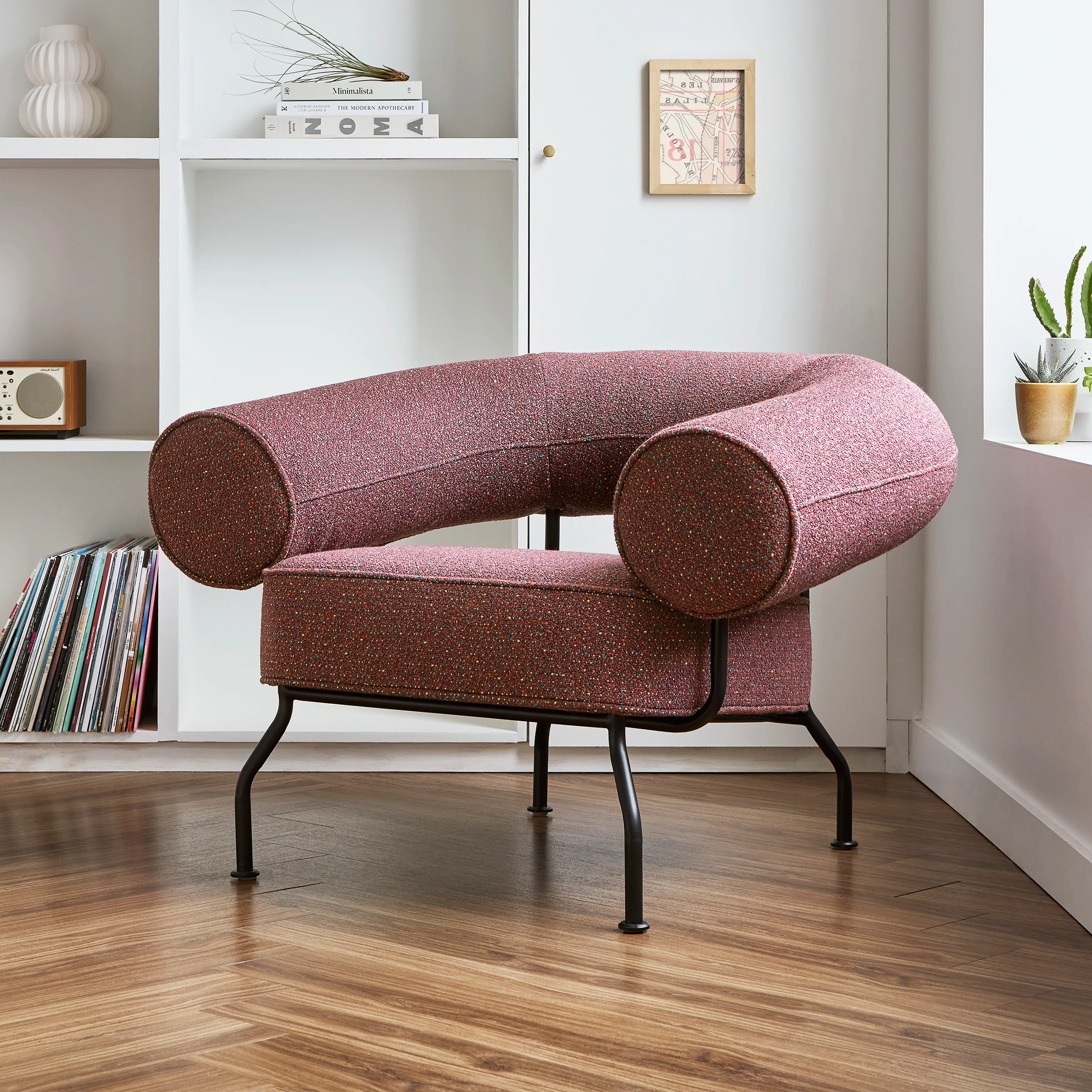Fauteuil Mirador de Gus Modern dans son revêtement Jubilee Sangria.