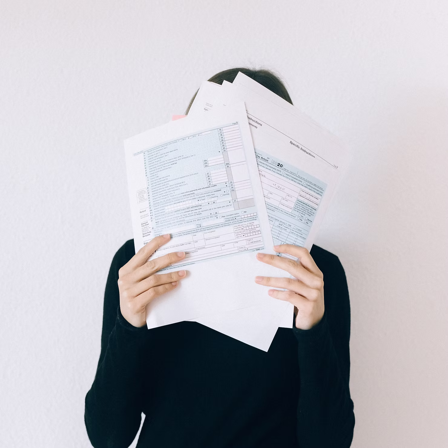 Documents administratifs et papiers classés sur un bureau organisé.