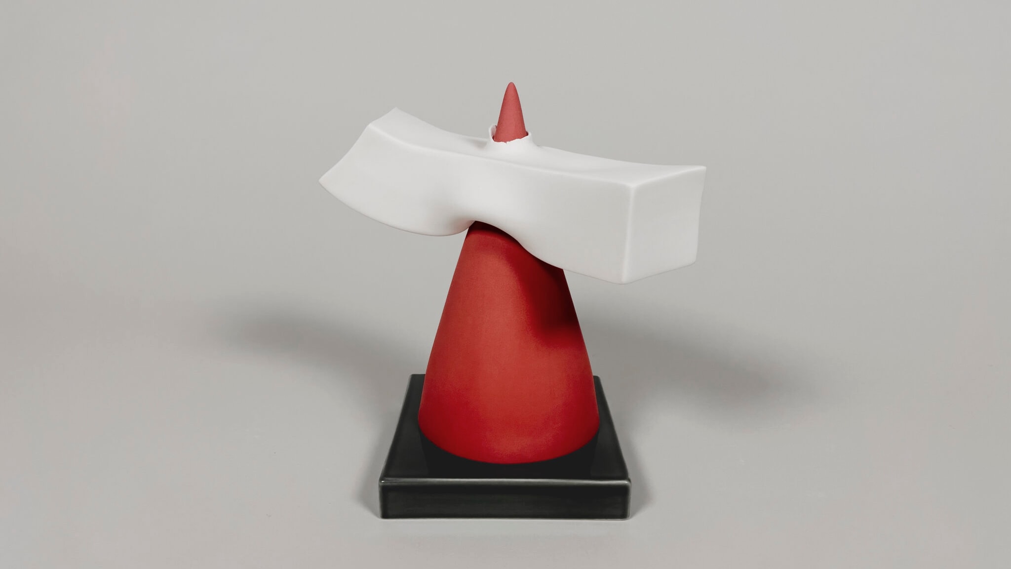 Laurent Craste, Abstracadapal IV, 2024, sculpture en céramique rouge et blanche sur socle noir.