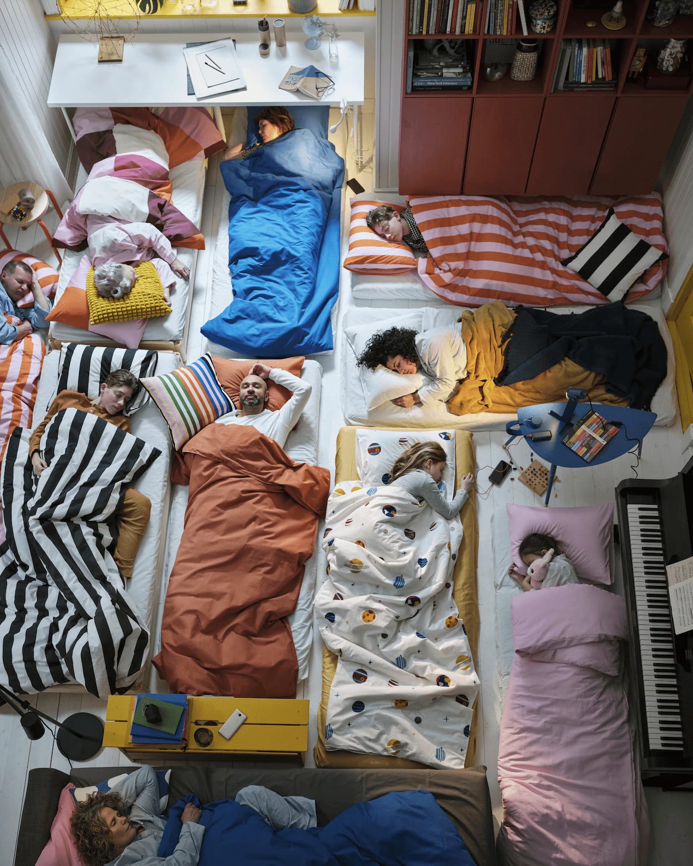 Personnes dormant côte à côte dans des espaces individuels, illustrant la diversité des rituels de sommeil étudiés par IKEA.