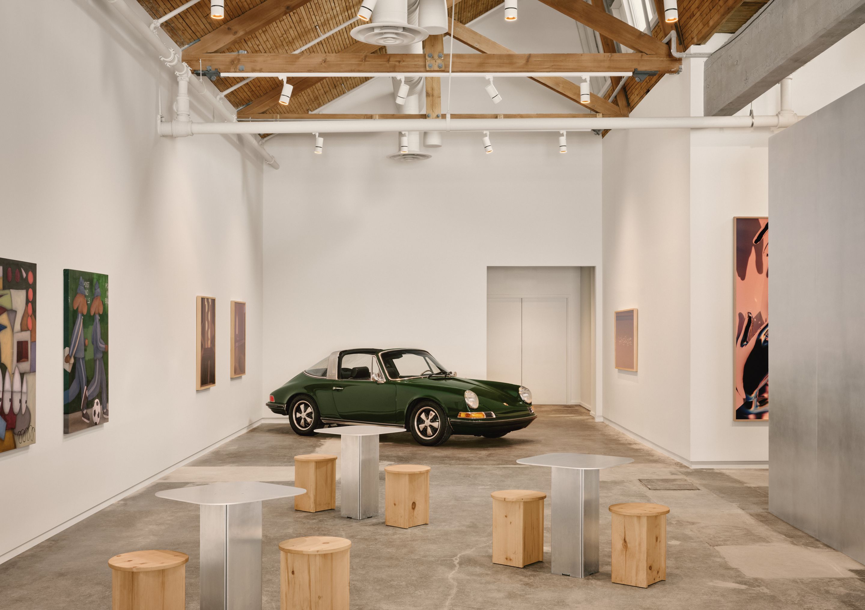 FOIL Gallery à Montréal, ancienne usine reconvertie par Atelier L’Abri avec Porsche Targa au centre de l’espace