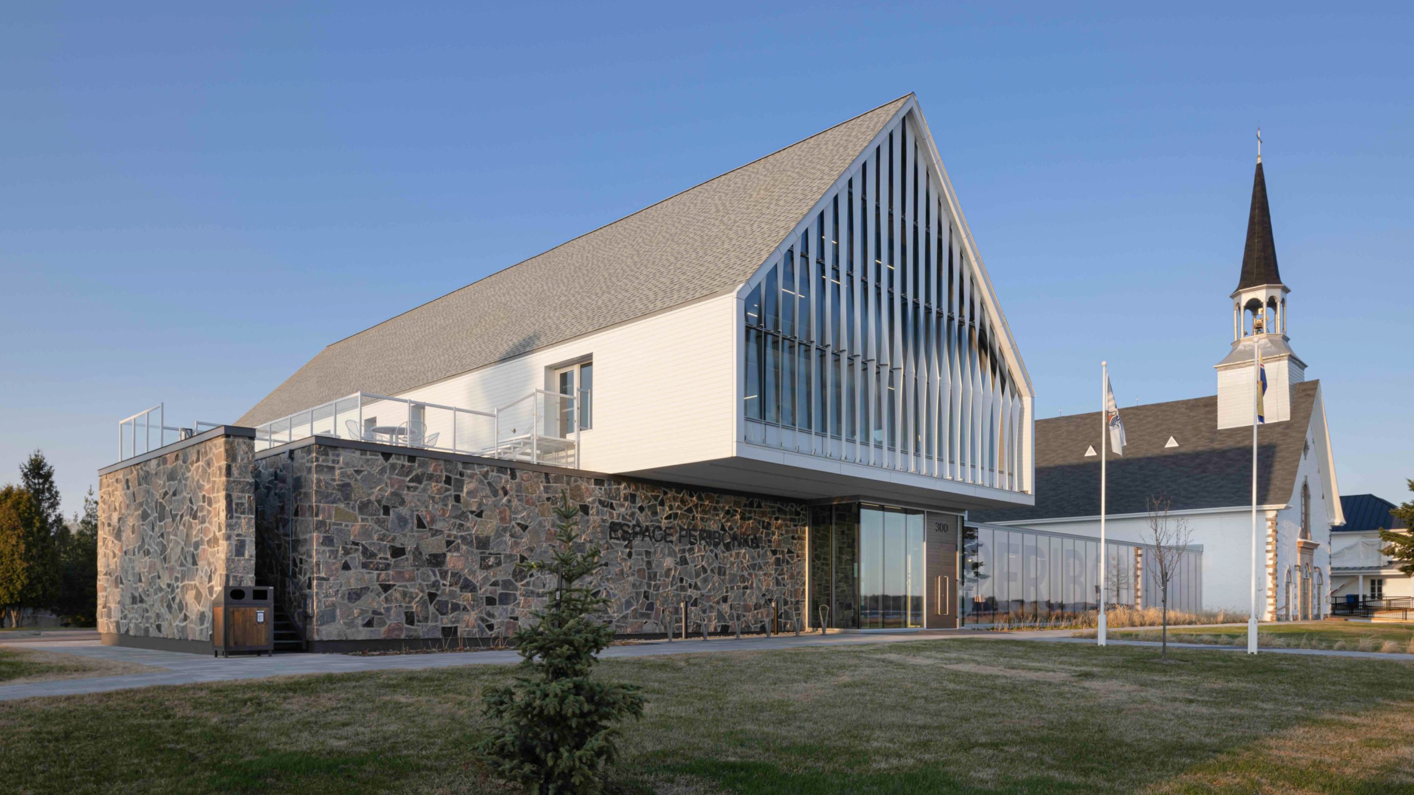 Façade de l’Espace Péribonka conçu par Maîtres d’œuvre Architectes au Québec