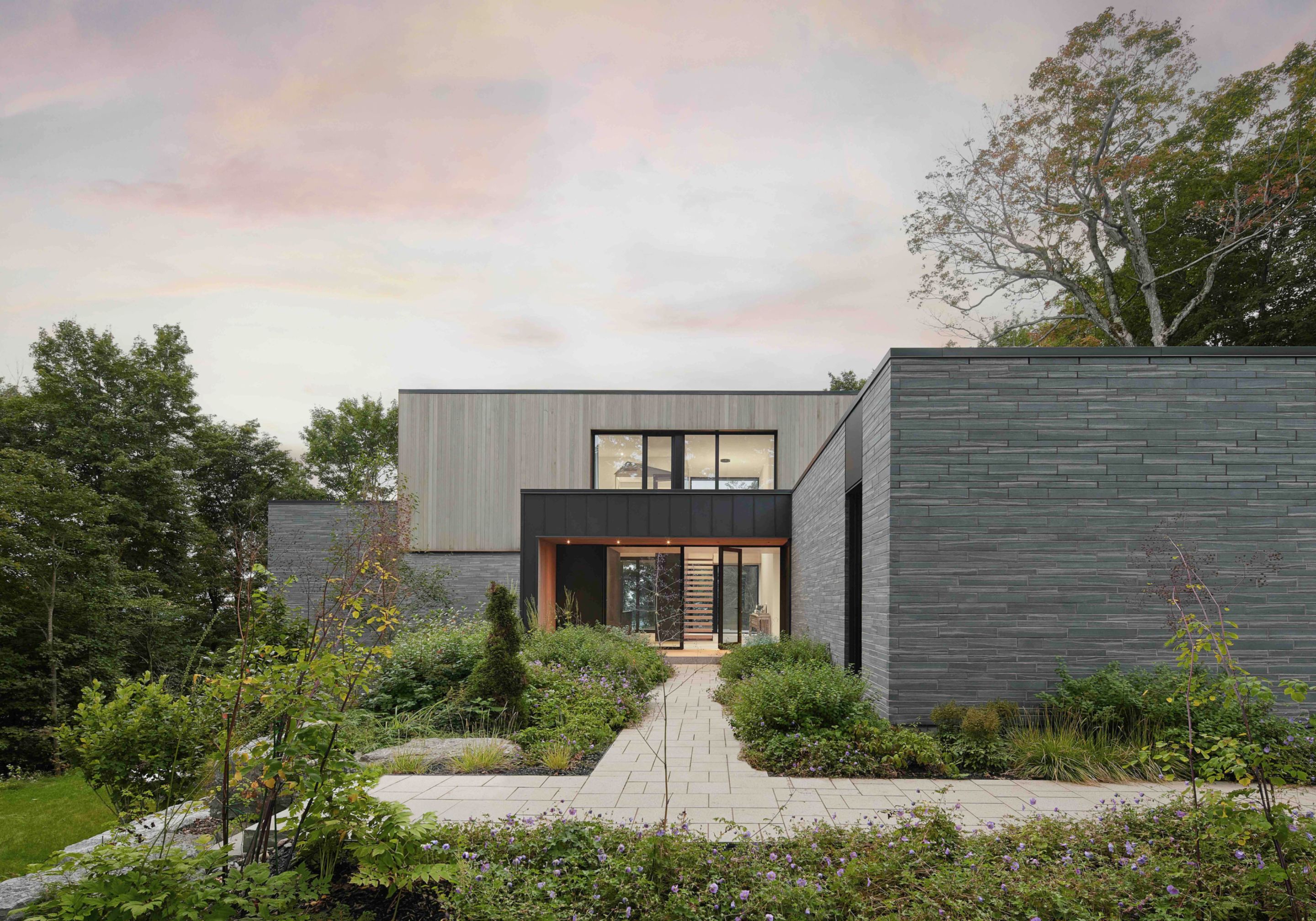 Façade de la maison Shefford conçue par MXMA Architecture and Design au Québec