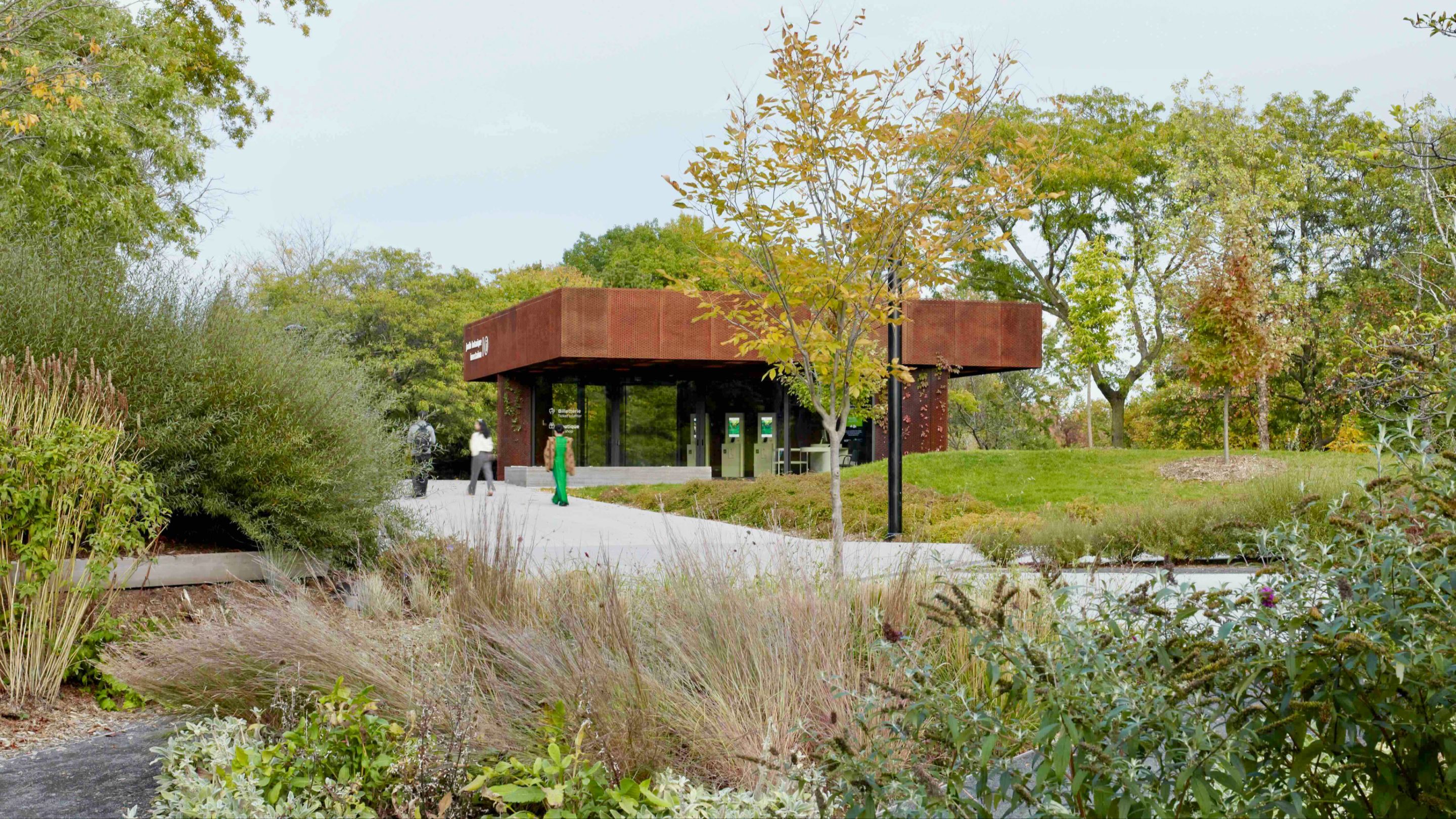 Pavillon d’accueil du Jardin botanique de Montréal intégré au paysage végétal