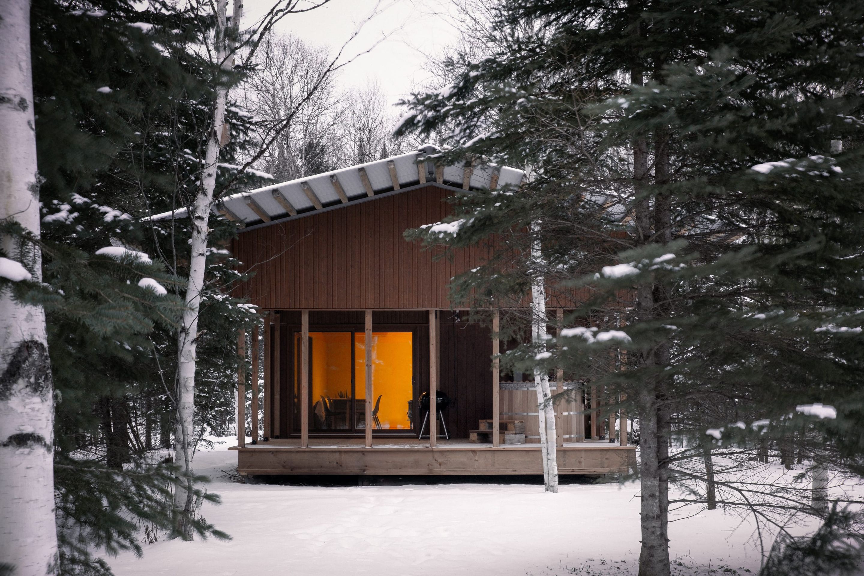 Microcabine Méandre conçue par Appareil Architecture, implantée en forêt à La Tuque, construction préfabriquée en bois en contexte hivernal.