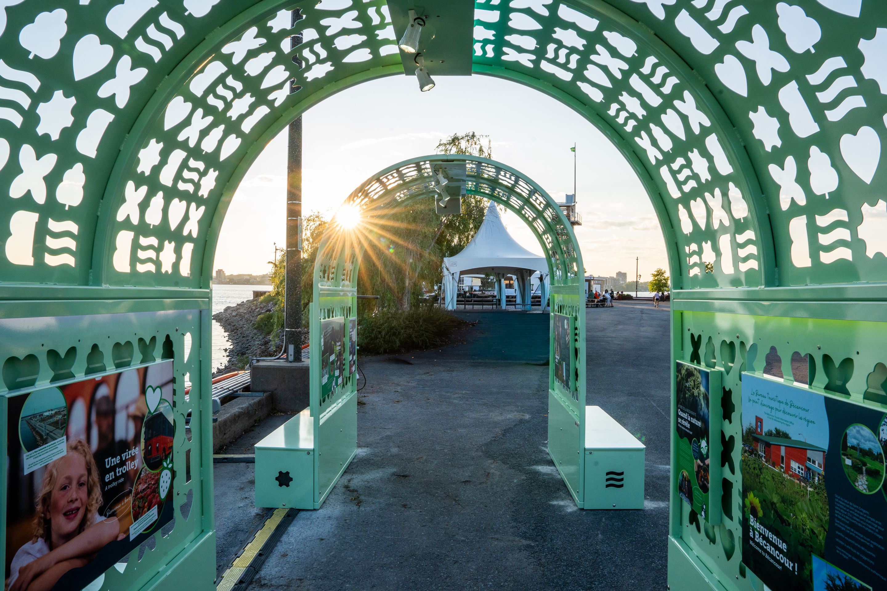 Les arches lumineuses des Espaces accueil et découverte conçues par BLOOM à Bécancour créent une entrée immersive vers le territoire.