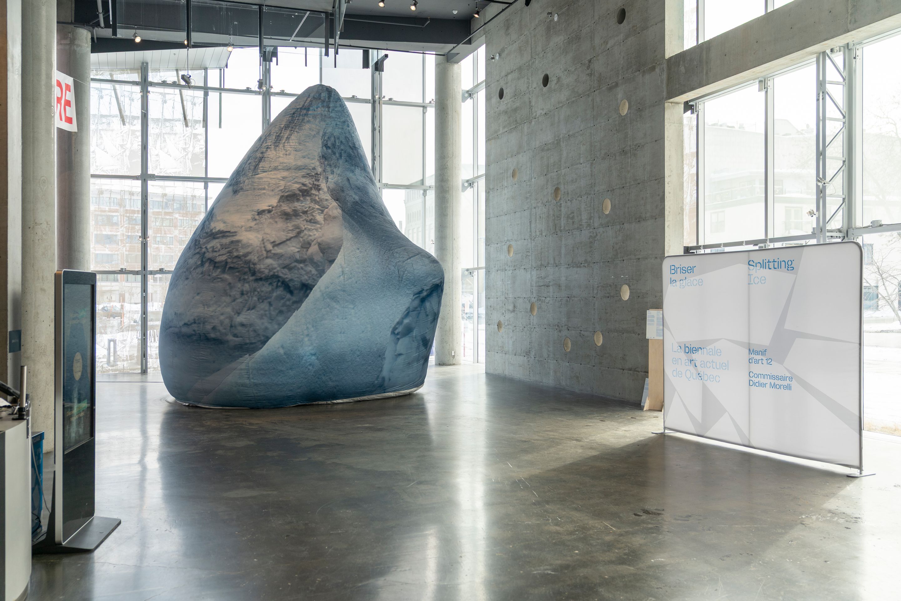 Installation monumentale évoquant un iceberg présentée dans le hall d’exposition de la Biennale de Québec 202