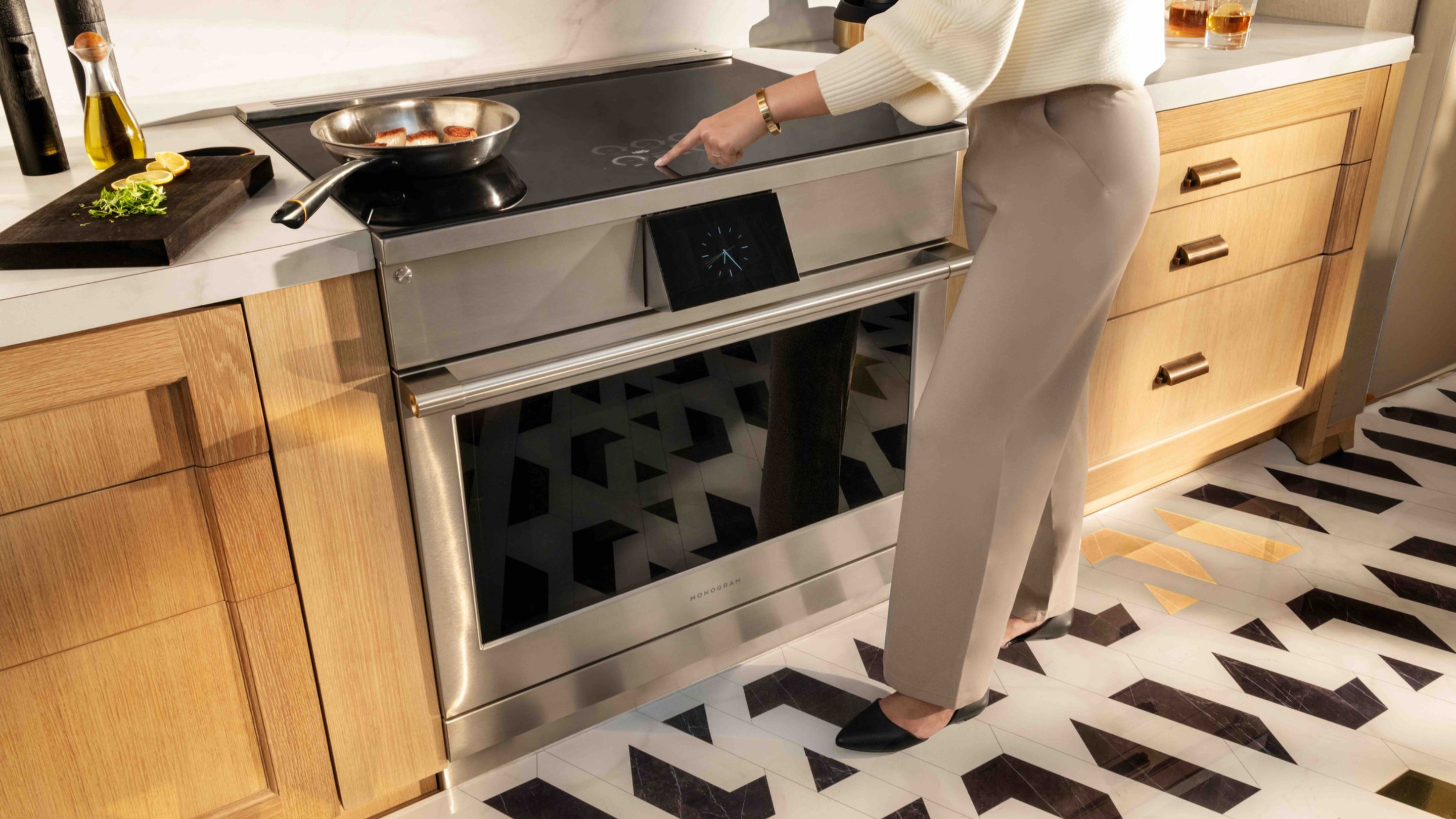 Cuisinière Professional Induction Range de Monogram avec surface tactile intégrée dans une cuisine contemporaine