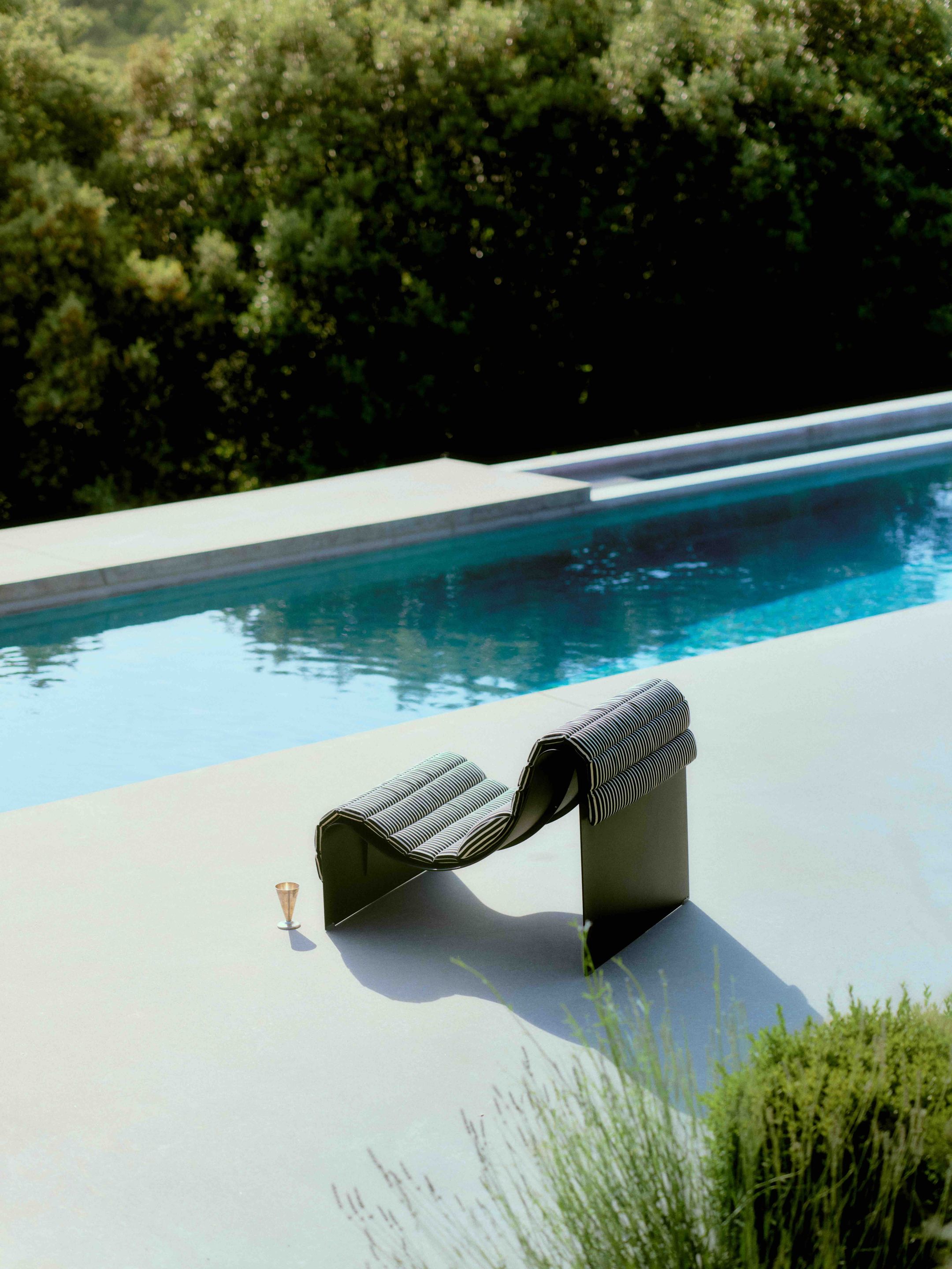 petite-friture.jpg Fauteuil Lounge de la collection Eclipse conçue par Garnier Pingree pour Petite Friture, installé au bord d’une piscine.