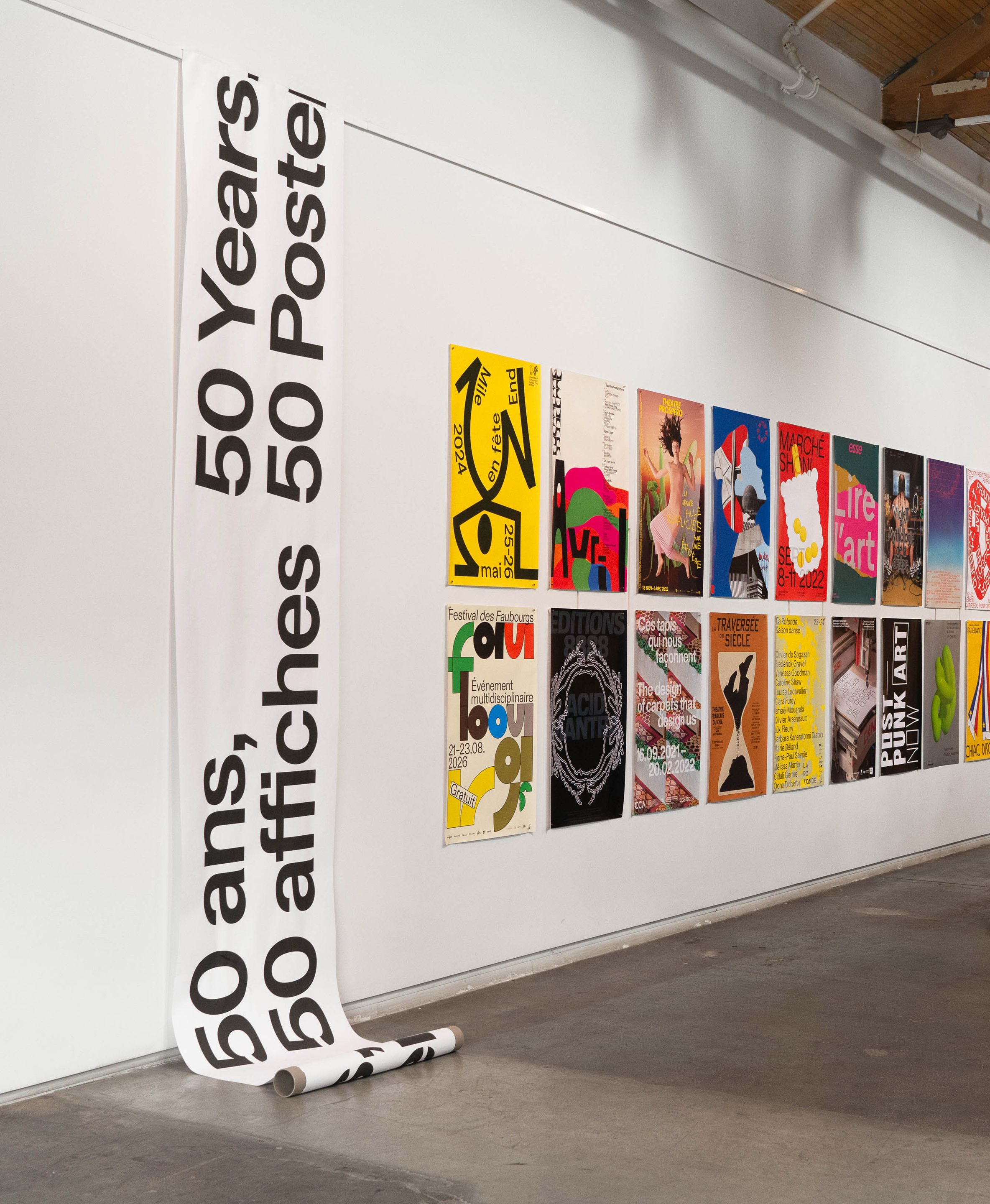 Vue de l’exposition 50 ans, 50 affiches à la Galerie FOIL, avec une sélection d’affiches de designers québécois.